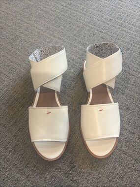 Ellen DeGeneres White Crisscross Slide Sandals